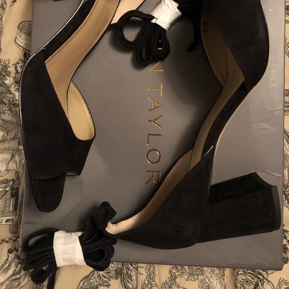 Ann Taylor Suede Block Heel Sandal Ankle Tie - Picture 3 of 7